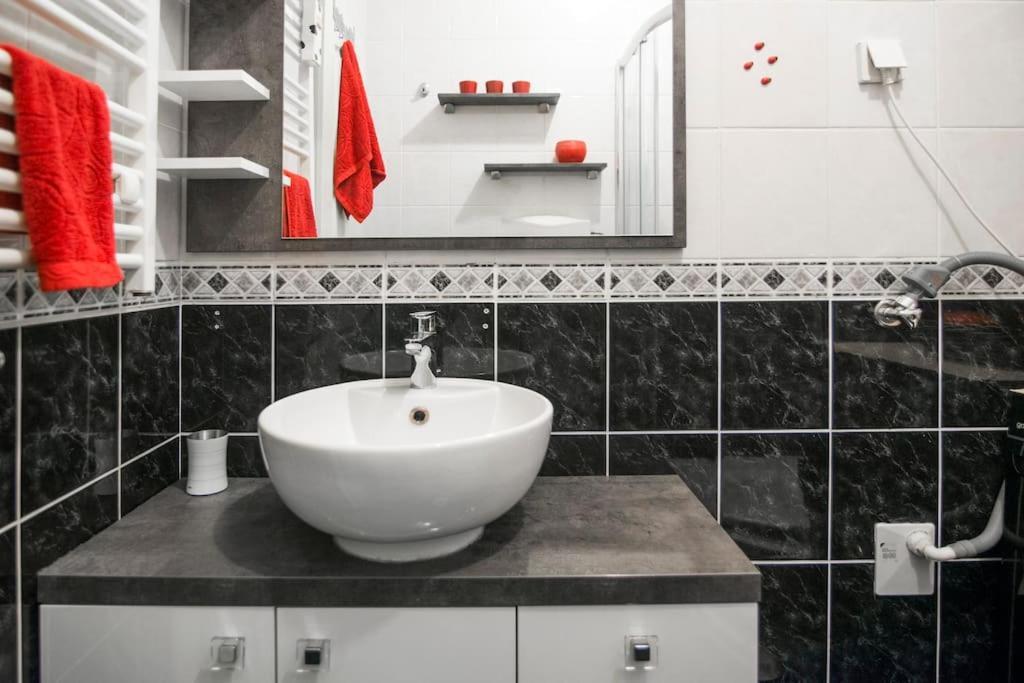 Modern Living Apts - Botanica - Private Parking Нови-Сад Экстерьер фото